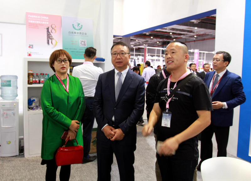 　　　中國紡織工業聯合會會長孫瑞哲來我司展會視察.jpg